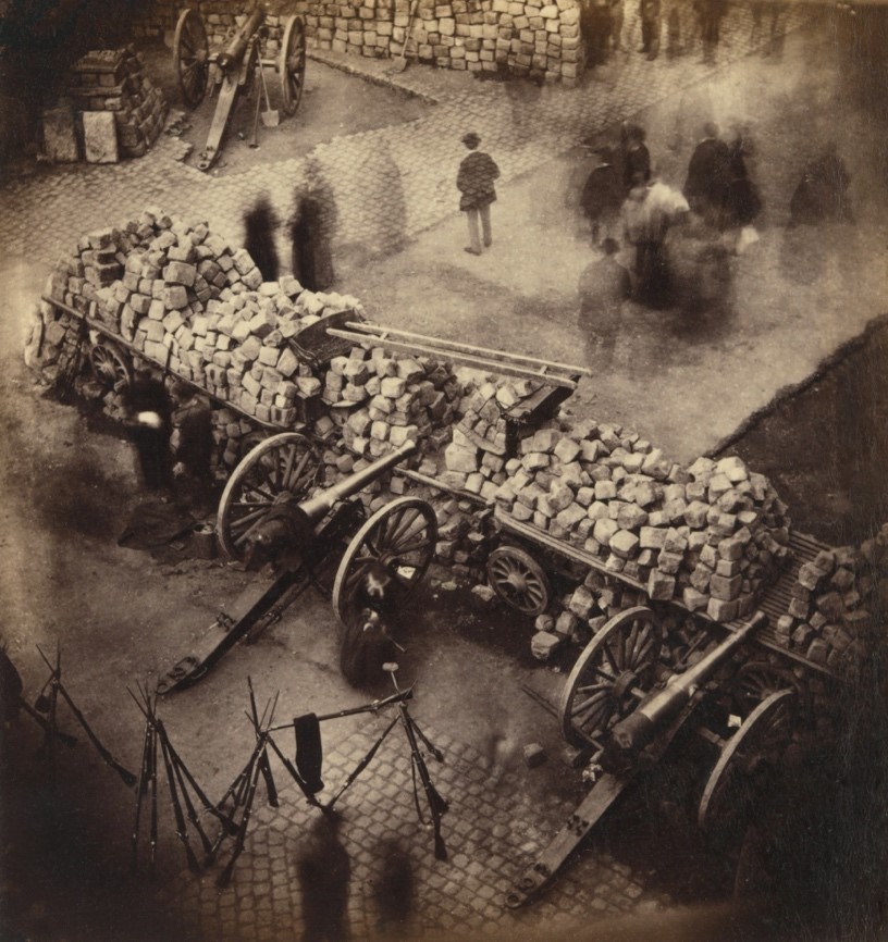 Barricades de la Commune de Paris, avril 1871 © Creative Commons