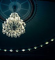 Le lustre, un phare tremblant dans un monde agité