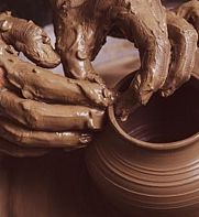 Les mains à la pâte : des traces d'outils aux techniques des potiers