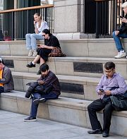 Quand être toujours plus connectés nous éloigne les uns des autres